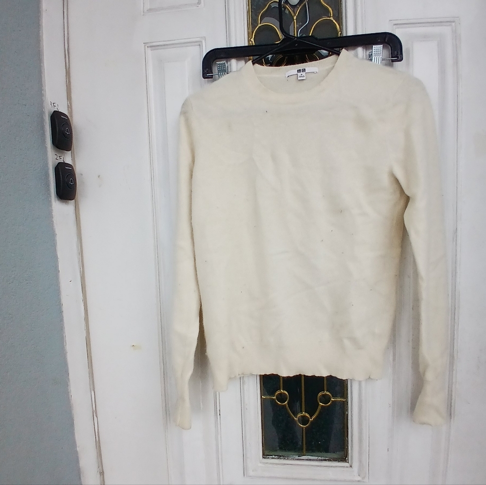 Uniqlo Cream Crewneck Sweater